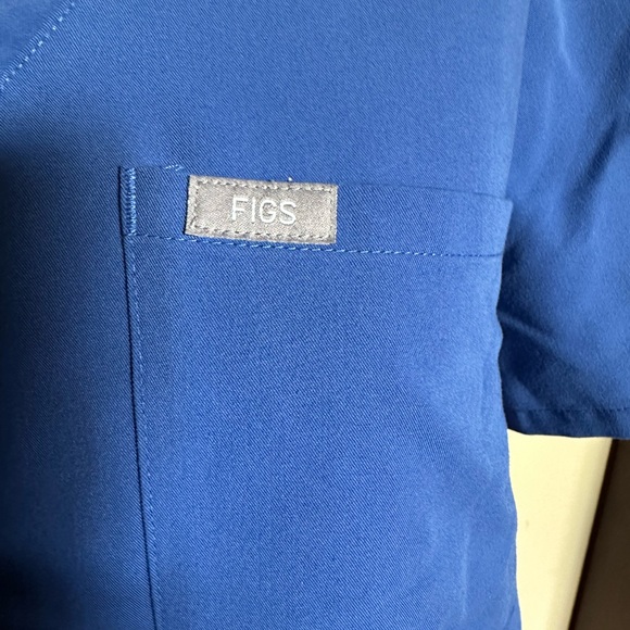FIGS Technical Collection Women’s Blue Scrubs Top. Size Medium - Picture 2 of 7